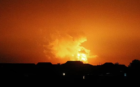 아제르바이잔 유전에서 폭발이 발생해 수평선 위로 불기둥이 치솟았다. 육지에서 바라본 모습