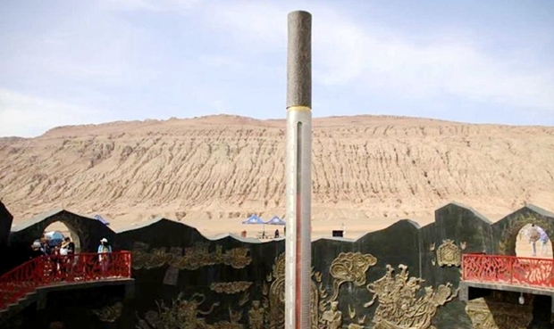 실제 화염산의 여름 평균 기온은 47.8℃로 중국에서 가장 높다. 1975년 7월 13일에는 지표면 온도가 83.8℃를 기록했다. 소설 속 화염산의 타는 듯한 더위를 체험하려는 관광객 발길이 끊이지 않는 이유다.