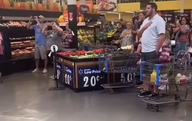 미국의 독립기념일(4일)을 하루 앞둔 3일, 미국 텍사스주의 한 대형마트에서 쇼핑객들이 가슴에 손을 얹고 미국 국가 ‘성조기여 영원하라’를 합창하는 모습