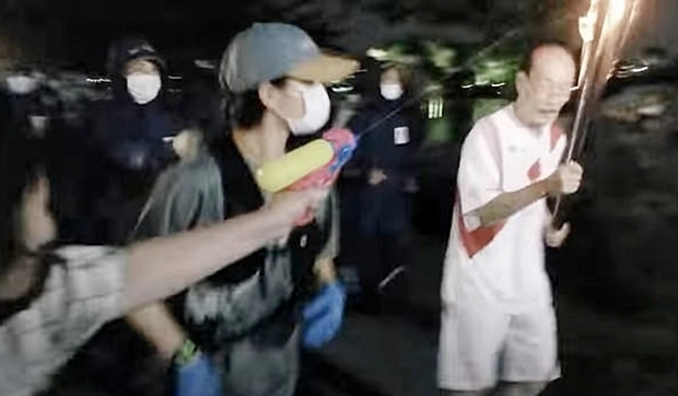 용의자는 위력에 의한 업무 방해 혐의로 현장에서 붙잡혔다. 체포된 여성은 코로나19 확산에도 도쿄올림픽을 강행하기로 한 정부 결정에 불만을 품고 이 같은 범행을 저지른 것으로 알려졌다.