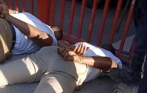 AP통신에 따르면 아이티 당국은 일단 피살 사건 이후 용의자 4명을 사살하고, 2명을 체포해 구금한 상태다. 아이티 경찰청장 레옹 샤를은 “모이즈 대통령 살해 용의자 4명을 사살하고 2명을 체포했다. 이 과정에서 인질로 잡혔던 경찰관 3명도 무사하다”고 밝혔다.