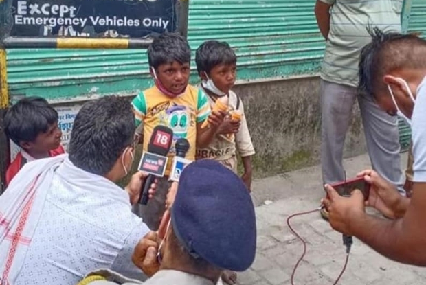 이후 현지에서는 관광객들의 태연한 행동에 대한 공분과 함께 ‘꼬마 코로나 전사’에 대한 찬사가 쏟아졌다. 언론 관심도 집중됐다. 유수의 방송사가 앞다퉈 취재에 나서면서 소년이 맨발로 거리를 누빈 이유도 밝혀졌다.