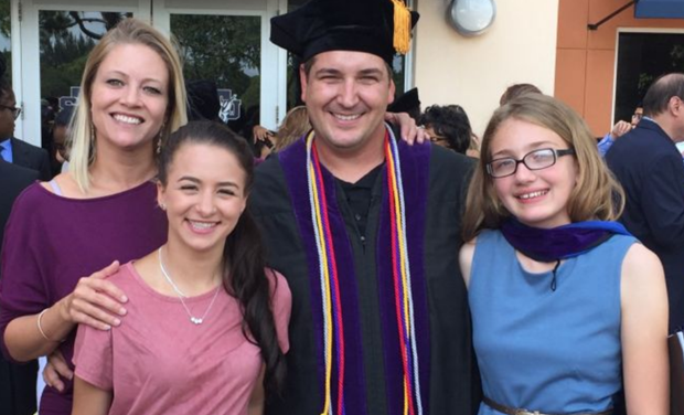 사고 당시 건물 안에 없었던 딸 테일러(맨 오른쪽)는 가까스로 화를 면했지만, 어머니 안젤라(맨 왼쪽)와 딸 데븐(왼쪽 두 번째)는 크게 다쳐 병원에 입원했다. 아버지 에드거(오른쪽 두 번째)는 여전히 실종 상태다.