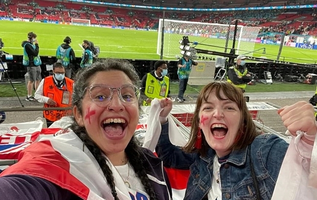 평소 열렬한 축구 팬이었던 니나 파루오키(37, 왼쪽)는 해당 경기를 보기 위해 런던행 기차에 몸을 실었다. 회사에는 거짓 병가를 냈다.