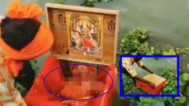 지난 6월 인도 갠지스 강에서 나무상자에 넣어진 채 강가에 버려져 흘러내려가던 신생아가 한 뱃사공 덕분에 극적으로 목숨을 건졌다