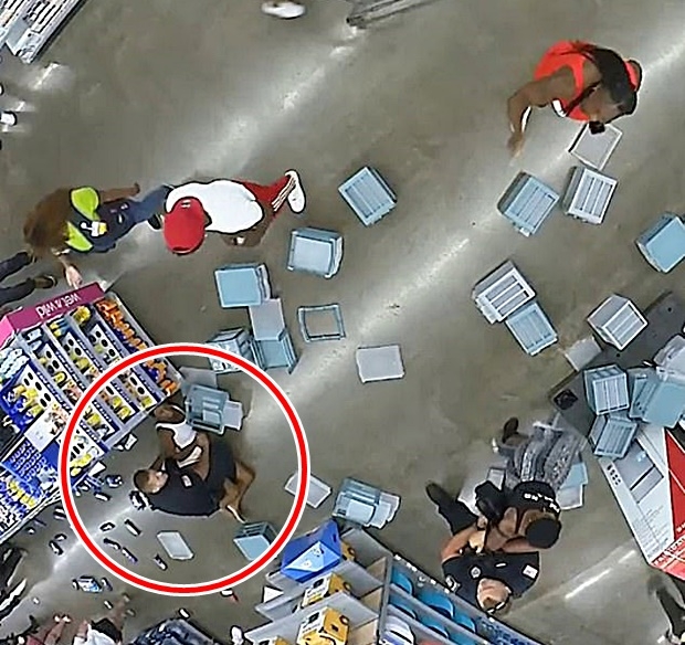 드위트경찰이 공개한 영상에는 경찰이 흰 옷을 입은 임산부의 다리를 몸으로 짓누르는 장면이 찍혀 있다. 이를 목격한 임산부의 자녀는 공포에 질려 울부짖었다.