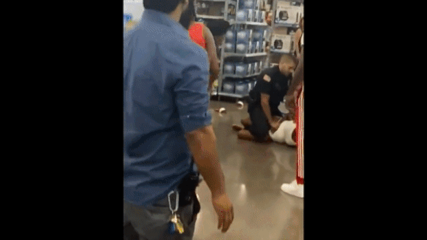 언니는 경찰에게 붙잡힌 채로 바닥에 떨어진 물건을 발로 차며 임신한 동생을 내버려두라고 절규했다. 목격자들도 임산부를 거칠게 다루는 경찰에게 비난을 쏟아냈다. 하지만 언니를 제압하고 있던 로리 스페인 경관은 물러서라는 말과 함께 목격자들에게 테이저건을 겨눈 후 언니를 연행해갔다.