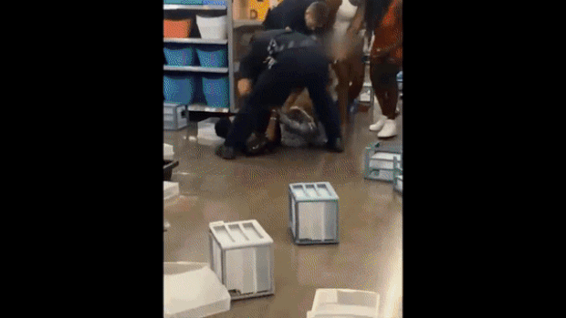 엄청난 힘을 가해 주먹을 날리는 모습에 목격자들이 비명을 질렀을 정도였다.