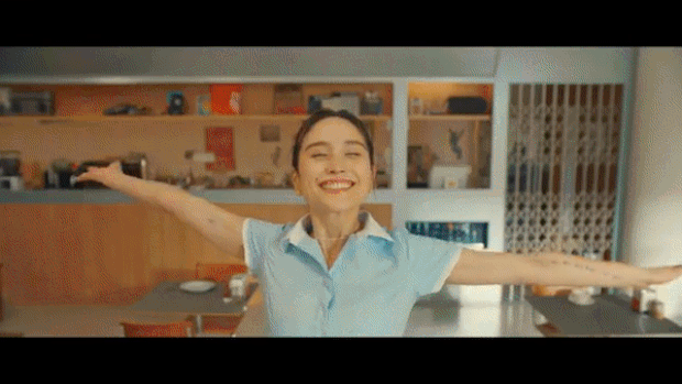 수화 안무에서 엄지손가락을 펴고 나머지 손가락은 반쯤 구부린 채 몸을 긁는 듯한 동작은 ‘즐겁다’, 한 손바닥을 펴고 다른 손의 두 손가락을 좌우로 움직이는 동작은 ‘춤추다’, 두 손으로 브이(V)자를 만드는 동작은 ‘평화’를 뜻한다.