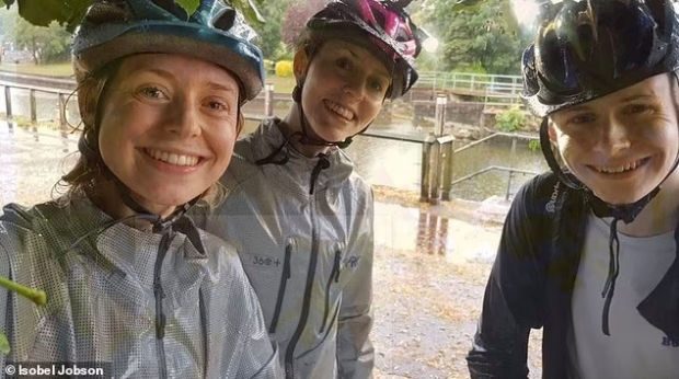 폭우를 피하는 동안 셀카를 찍는 영국 삼남매. 이소벨 잡슨(왼쪽부터 순서대로)과 레이철 잡슨 그리고 앤드루 잡슨의 모습.(사진=이소벨 잡슨 제공)