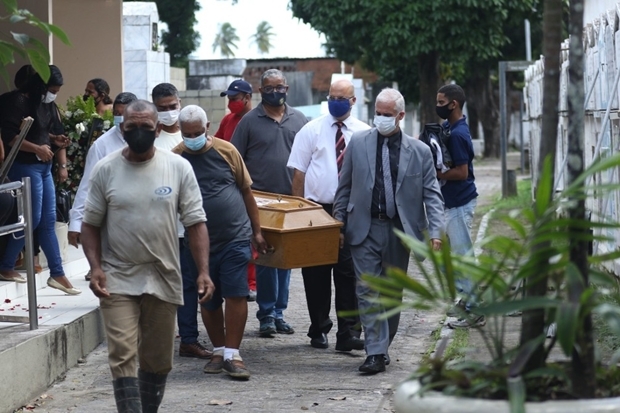 갑자기 나타난 상어의 무자비한 공격에 산토스는 오른손이 잘리고 허벅지에 큰 부상을 입었다. 사고 당시 해변에는 인명구조요원이 있었지만 상어 공격을 막지는 못했다.사진은 12일 치러진 산토스의 장례 현장.