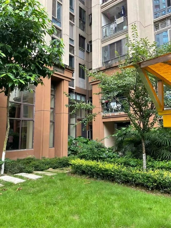 사망한 남매가 발견된 아파트 화단 전경