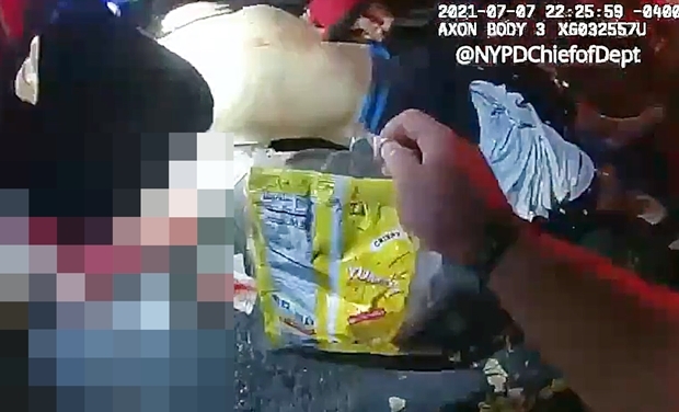 피해자인 28세 남성은 다행히 의식은 있었으나 출혈량이 많아 긴급 지혈이 필요한 상황이었다. 그런데 케네디 경관이 난데없이 과자를 사다 달라고 외치기 시작했다.