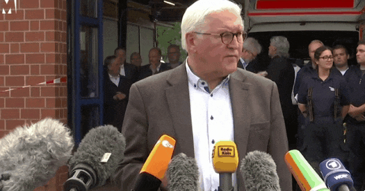 독일 현지시간으로 17일, 유력한 차기 총리로 꼽히는 아르민 라셰트 노르트라인베스트팔렌 주지사는 관내의 홍수 피해지역인 에르프트슈타트를 방문한 자리에서 동행과 웃음을 터뜨리는 모습이 카메라에 잡혀 논란이 일었다. (뒤에 서 있는 사람 중 가장 왼쪽 남성)