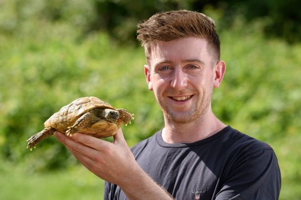 생후 14년 된 거북이 맥시와 주인 루아이드리 주크스의 모습.