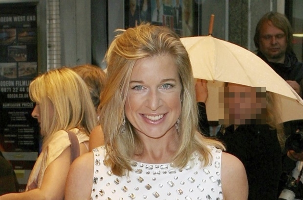 방송 촬영차 호주에 입국한 영국 보수성향 여성 논객 케이티 홉킨스(46)는 방역 수칙 위반을 예고했다가 아예 비자가 취소됐다. 시드니의 한 호텔에서 격리 중인 홉킨스는 17일 SNS에 “음식을 가져다주는 호텔 직원을 마스크는 물론 옷도 걸치지 않은 채 한 번 놀라게 해보겠다”고 말해 빈축을 샀다.