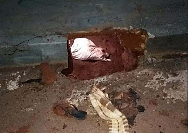 탈주범들은 탈옥을 위해 유치장 바닥에 구멍을 뚫었다. 이리저리 계속 땅굴을 파 내려가다 경찰서 앞마당으로 이어지는 작은 통로를 발견했다. 최대 수용인원 15명의 작은 감옥에 35명이 수감돼 있던 터라 탈옥 시도를 적발하기 쉽지 않았던 것으로 전해진다.