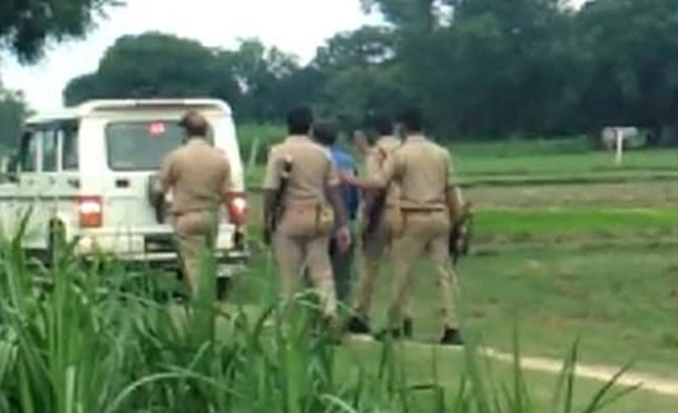 성폭행을 모면하려다 살인을 저지른 인도 여성이 석방됐다. 16일 인디아투데이는 자신을 성폭행하려던 남성을 밀쳐 살해한 혐의로 입건된 21세 여성이 15일 무혐의로 풀려났다고 보도했다./용의자 체포 중인 인도 경찰 자료사진(기사 내용과 무관함)