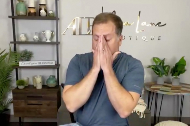 사과 영상에서 울먹이는 척 디그렌들 부사장의 모습.(사진=에이바 레인 부티크/페이스북)