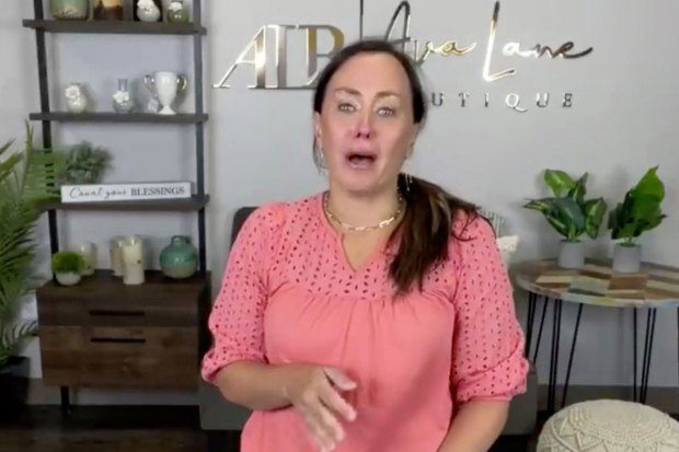 사과 영상에서 가족들이 협박을 당하고 있다고 울면서 밝힌 로라 디그렌들 사장의 모습.(사진=에이바 레인 부티크/페이스북)