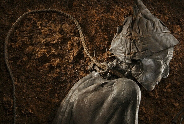 발견 당시 미라는 동물 가죽을 꼬아 만든 두꺼운 올가미를 목에 매고 있었다. 하지만 자살인지 타살인지 등 사망 원인은 여전히 모호했다. 발견 당시 미라는 동물 가죽을 꼬아 만든 두꺼운 올가미를 목에 매고 있었다. 하지만 자살인지 타살인지 등 사망 원인은 여전히 모호했다.