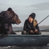 여성과 낚시하는 곰 화제…러 서커스단서 구조된 뒤 모델로 활동