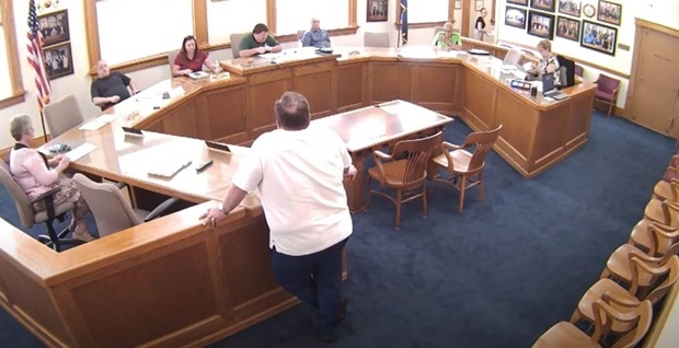 문제는 이 같은 구호금 유용이 몇몇 공화당 위원들에 의해 슬그머니 결정됐다는 사실이다. 보도에 따르면 시아와시 카운티 이사회 공화당 위원들은 지난 15일 코로나19 구호금을 보너스로 지급하는 방안을 비공개로 표결에 부쳤다.