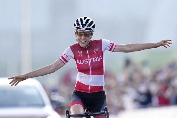 키젠호퍼는 다른 선수들이 함께 달리는 걸 눈치채지 못했을 만큼 무명의 선수였다. 사이클에 입문한 지도 불과 7년 밖에 되지 않았다. 원래 철인3종경기 트라이애슬론과 철인2종경기 듀애슬론을 취미로 했으나 부상 때문에 그만두고 2014년부터 사이클을 타기 시작했다./AP연합뉴스