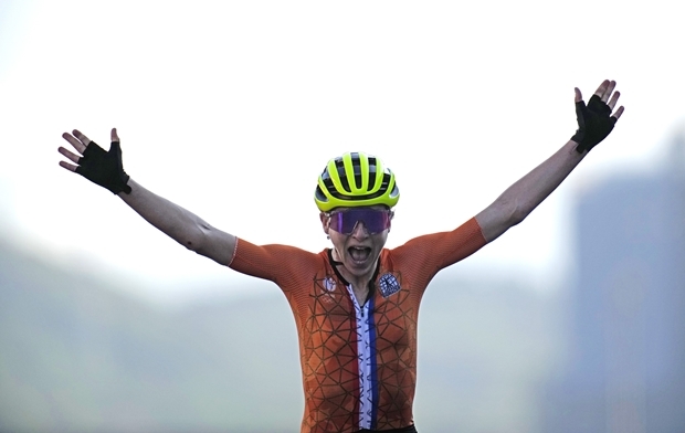 애초 금메달은 네덜란드 베테랑 선수 아나믹 판 플로텐(39) 선수에게 돌아간 거로 여겨졌다. 디펜딩 챔피언인 안나 반 더 브레겐, BBC 해설자 리지 디넌도 플로텐의 우승을 확신했다. 플로텐 본인 역시 결승선 통과 직후 두 팔을 번쩍 들어 올리며 동료들과 우승의 기쁨을 나눴다. 하지만 플로텐은 우승자가 아니었다./AP연합뉴스