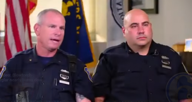 아침을 먹다 우연히 사고 현장을 확인하고 귀중한 생명을 구한 두 경찰관