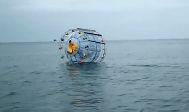 발루치가 ‘쳇바퀴’를 타고 바다를 건너다 발각된 건 이번이 벌써 세 번째다.