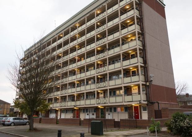 77세 아동성추행범 살인 사건이 일어난 런던 동부 아파트의 모습.