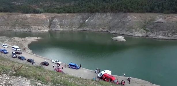 데리뇌즈 댐에 있는 호수의 모습.