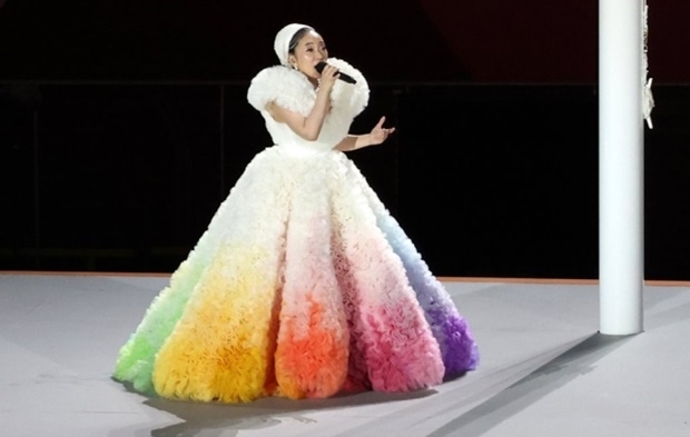 야스히로 지국장은 공영방송 KBS가 <개막식에 ‘군국주의 상징’ 기미가요가>라는 제목의 기사로 정상급 가수 미샤의 ‘기미가요’ 열창을 비판했다고 딴지를 걸었다. ”개막식에서 개최국이 국가를 연주하는 것은 당연한 일이지만, 어쨌든 마음에 들지 않는 모양“이라고 비꼬았다./도쿄 연합뉴스