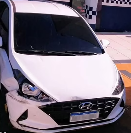 10대 4명에게 납치돼 목숨을 잃을 뻔했던 브라질 택시 기사가 몰던 우버 택시 차량(사진=G1)