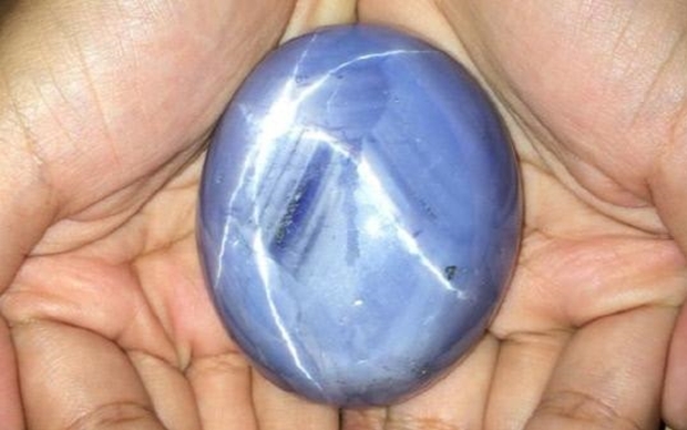 이전까지 세계 최대 스타 사파이어는 2016년 발견된 1404.49캐럿의 ‘아담의 별’로 여겨졌다. 역시 라트나푸라에서 채굴된 사파이어는 1억 달러(당시 환율로 약 1185억원) 가치를 인정 받았다.