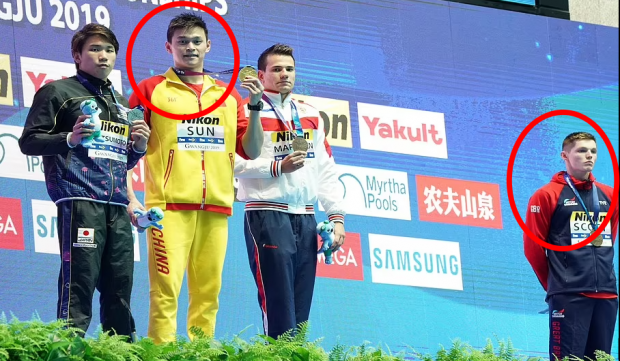 2019년 광주 세계수영선수권 남자 자유형 200m 종목에서 공동 동메달을 차지한 스콧은 당시 시상대에 서지 않았다. 쑨양이 먼저 건넨 악수와 사진 촬영도 거부했다. 그러자 쑨양은 시상대에서 노려오면서 스콧에게 “넌 패배자야, 난 이겼고”라고 말해 논란을 빚었다.