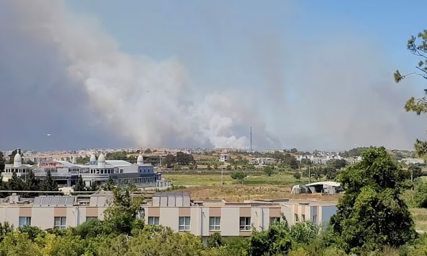 멀리서도 한 눈에 연기가 보일 정도로 확산된 산불. 마나브가트가 있는 안탈리아 지방은 터키인뿐만 아니라 외국인들에게도 유명한 관광지다. 당국은 극한의 고온과 강한 바람이 불길을 부채질하고 있다며 우려를 감추지 못하고 있다. 로이터 연합뉴스