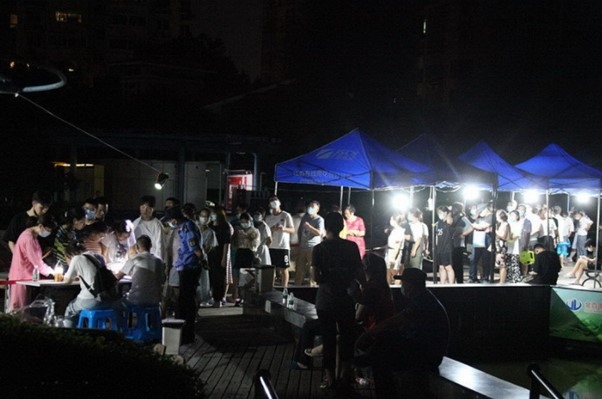 중국 당국이 관광객들에게 핵산검사를 3회 받고 이상이 없다는 것을 확인한 후에야 장자제를 떠날 수 있다고 밝혔다