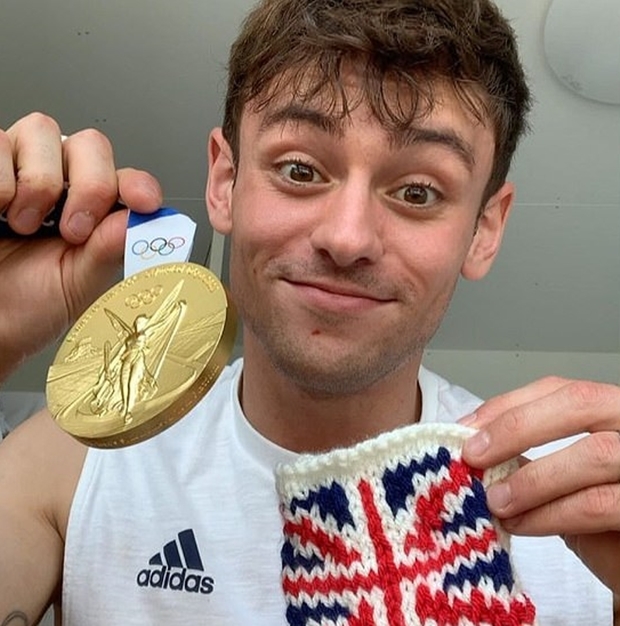 유튜브 구독자 94만 명, 인스타그램 팔로워 240만 명을 자랑하는 인플루언서로서 뜨개질 작업만 공개하는 계정을 따로 운영하고 있을 정도다. 이번 올림픽에서 금메달을 딴 직후인 27일에는 털실로 직접 짠 ‘메달 보관함’을 공개하기도 했다.