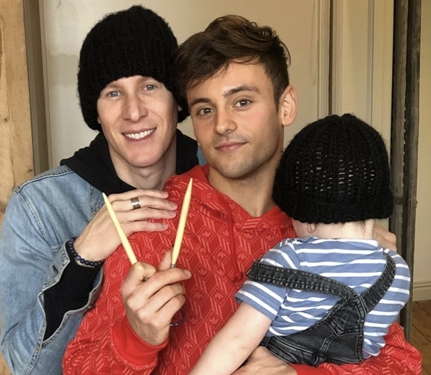 2013년 동성애자라는 사실을 공개한 데일리는 2017년 미국의 각본가이자 영화 감독, 프로듀서인 더스틴 랜스 블랙과 결혼했다. 블랙은 2008년 영화 ‘밀크’로 아카데미 각본상을 수상했다. 두 사람 사이에는 2018년 대리모를 통해 얻은 아들 로버트가 있다.