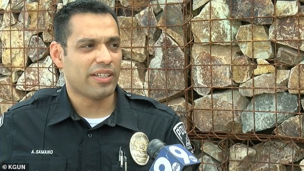 벌떼 공격에 의한 사망 사고로 현지 방송과 인터뷰하는 현지 경찰관의 모습.