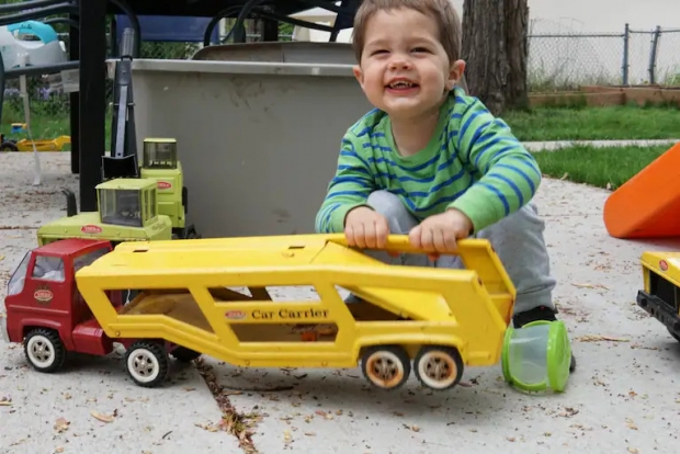 2세 소년 벤저민 올슨이 99세 할머니 메리 오닐에게 선물받은 트럭 장난감을 가지고 노는 모습.(사진=새라 올슨 제공)