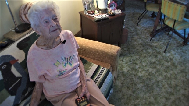 37년 전 남편을 잃고 현재 혼자 사는 할머니는 다른 주에 사는 손자와 증손주 가족을 만나지 못한 채 집에만 틀어박혀 거의 TV를 보는 것으로 하루를 보내고 있었다.(사진=채드 넬슨/KARE 방송)