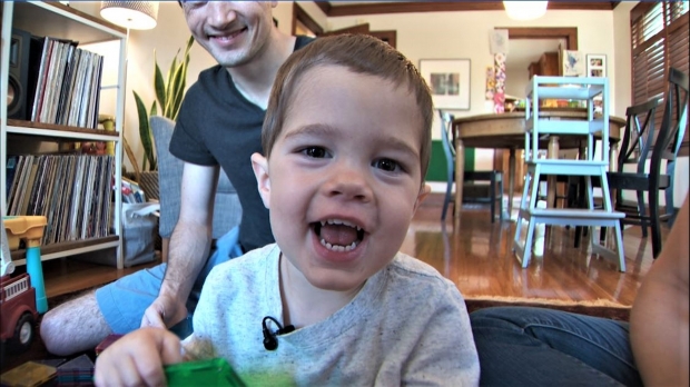 그런 할머니 옆집에 사는 소년 역시 또래 아이들을 만나지 못한 채 하루 중 대부분의 시간을 집안에서만 보냈다. 하지만 두 사람은 서로 만나게 된 뒤로 삶이 크게 바뀌었다.(사진=새라 올슨 제공)