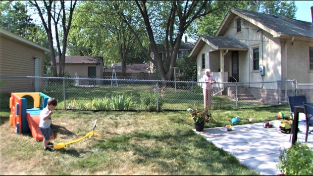 우선 아이는 외출할 수 없는 동안에도 정원에 나가 노는 일이 많아졌다. 할머니도 처음에는 집안 창문에서 아이를 보고 손만 흔들어줬지만 밖으로 나와 인사를 나누게 됐고 결국 두 사람은 집을 가르는 울타리 너머로 자주 만나게 됐다.(사진=새라 올슨 제공)