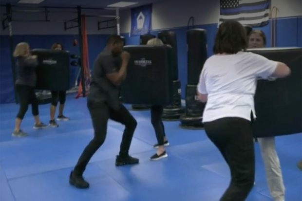 TSA 산하 연방기내보안관서비스(FAMS)는 호신술 강사를 초빙해 객실승무원들을 대상으로 호신술을 가르치고 있다.(사진=CBS4 방송)