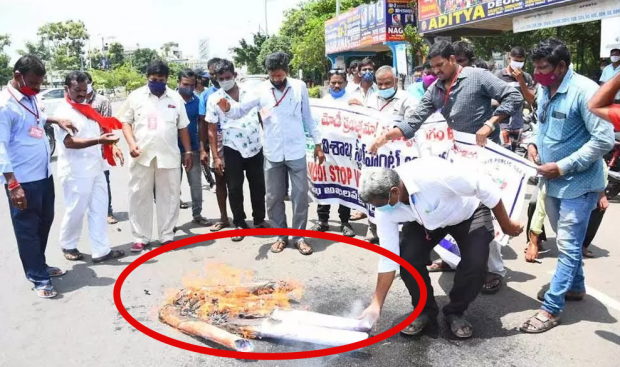인도 최하층민(달리트) 계급의 9세 소녀가 남성 4명에게 집단 성폭행을 당한 뒤 숨지고, 강제로 화장된 사실이 알려진 뒤 인도 전역에서 이에 항의하는 시위가 벌어졌다. 시위대는 나렌드라 모디 인도 총리의 허수아비 인형을 만들고 이를 불태우며 분노를 표시했다.