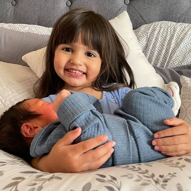 마리아와 제이슨 부부의 첫째딸 이자벨라(3)가 동생을 안고 있다.