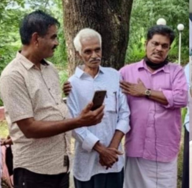 45년 만에 고향집으로 돌아간 탕갈(가운데)이 형제들과 언론 인터뷰 중이다.